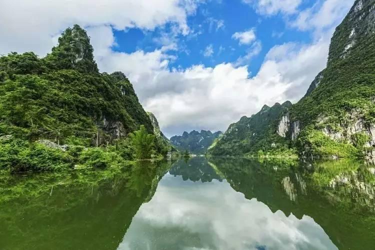 济南交通信号灯进入“寒假模式”