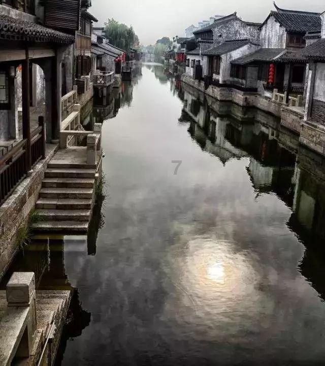 与男朋友逛街怎么穿？卷起牛仔外套，发挥“瑜伽裤”的魅力